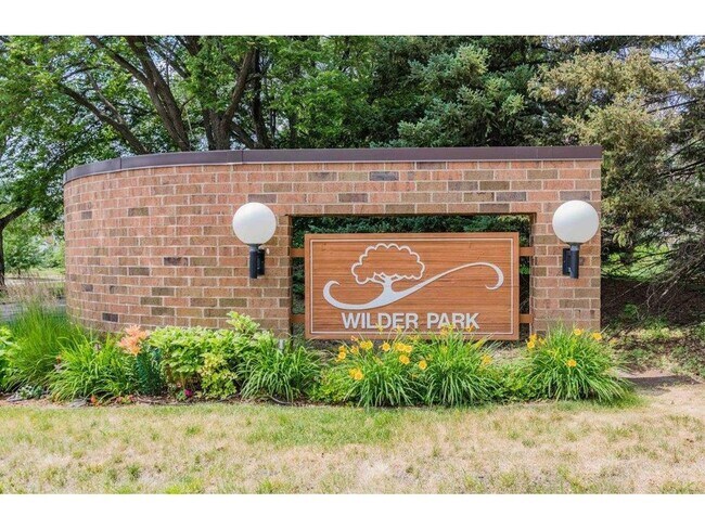 Building Photo - Spacious one-bedroom, one-bath condo in a fantastic St. Paul location!