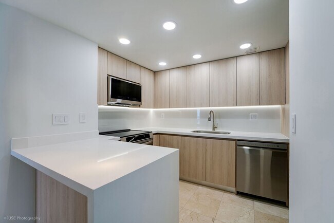 Building Photo - Stunning Waterfront Living in South Brickell