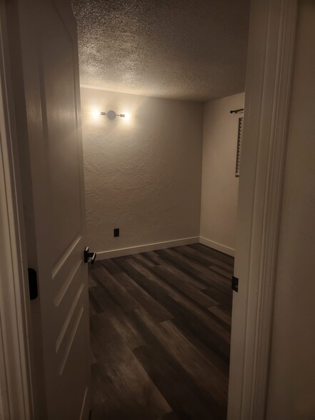 Building Photo - 307 NW Elm Ave