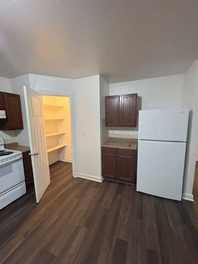 Building Photo - 608 Mark St