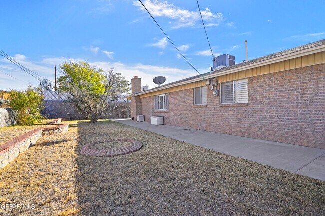 Building Photo - 208 Vista Bonita St