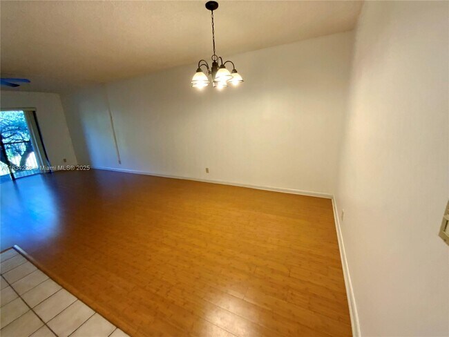 Building Photo - 417 Lakeview Dr