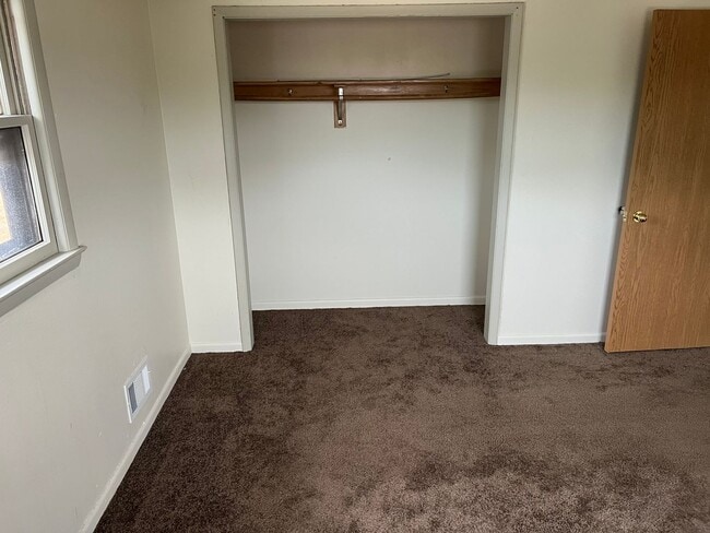 Building Photo - Waukesha 2BD (Near Carrol College)