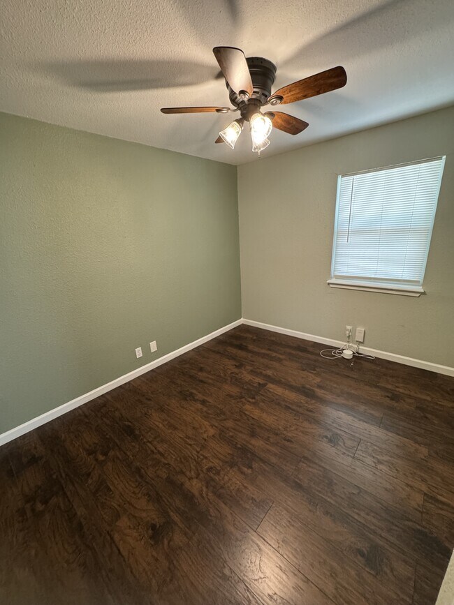 Building Photo - 115 Plainview Dr