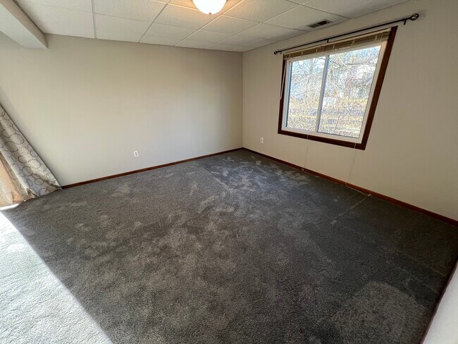 Building Photo - 5 Golden Oak Dr