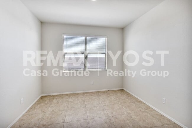 Building Photo - Modern Home with Half off move in special!