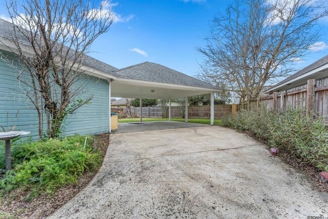 Building Photo - 18516 Lakefield Ave