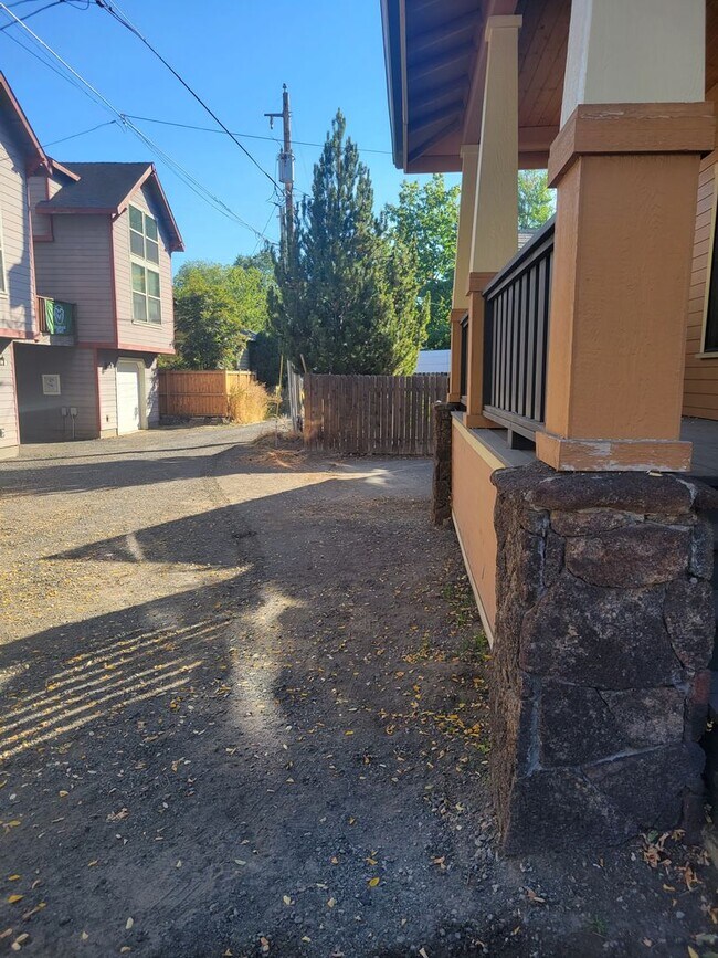 Building Photo - Large 4 bedroom westside home