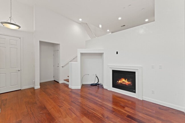 Building Photo - CONVENIENT & LUXURIOUS TOWNHOME BEAUTIFULL...