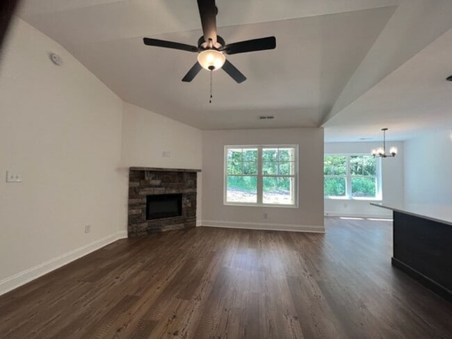 Building Photo - MOVE IN READY