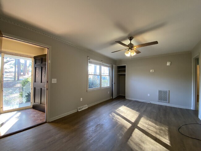 Building Photo - 2 Bedroom | 1 Bathroom | Walk to Downtown ...