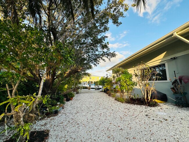 Building Photo - 980 Caribbean Dr