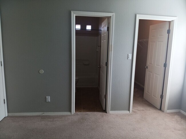 Building Photo - 3 Bedroom, 2 Bathroom Home! Schedule a Showing Soon!