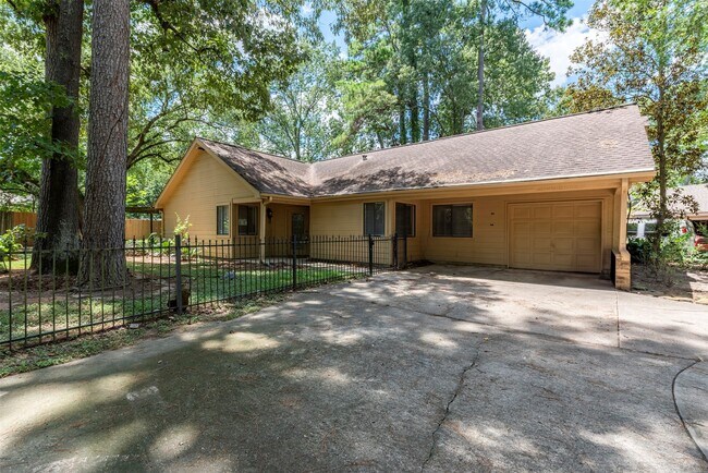 Building Photo - 1906 Woodhue Dr