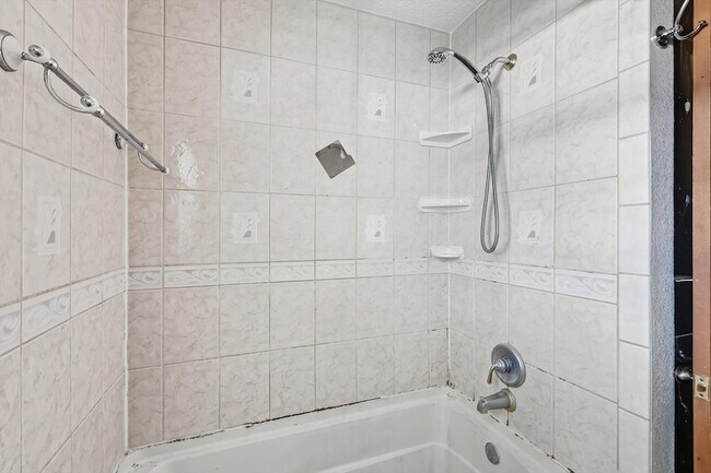 Building Photo - 5702 Teasley Ln