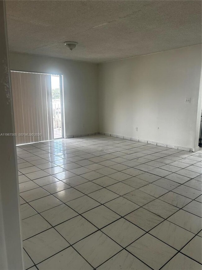 Building Photo - 992 E 18th St