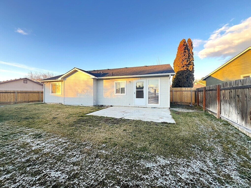 Building Photo - 4160 E Carnation Ct