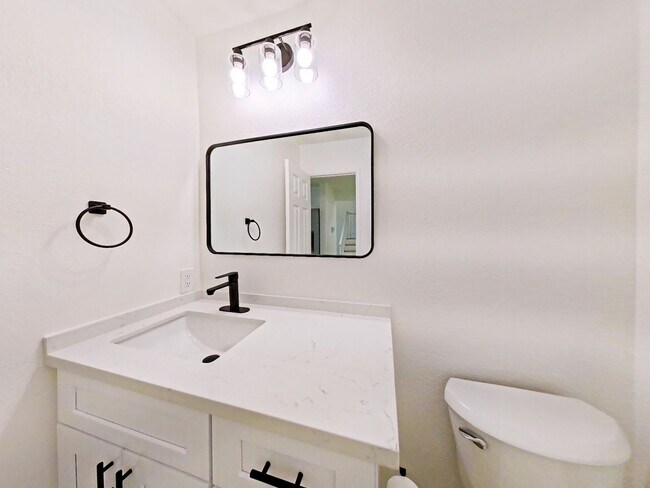 Building Photo - Beautifully remodeled 3 bed / 2.5 bathroom...