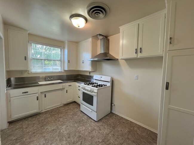 Building Photo - Panorama City 2+1 house w/garage + backyard! (8062 Lennox)