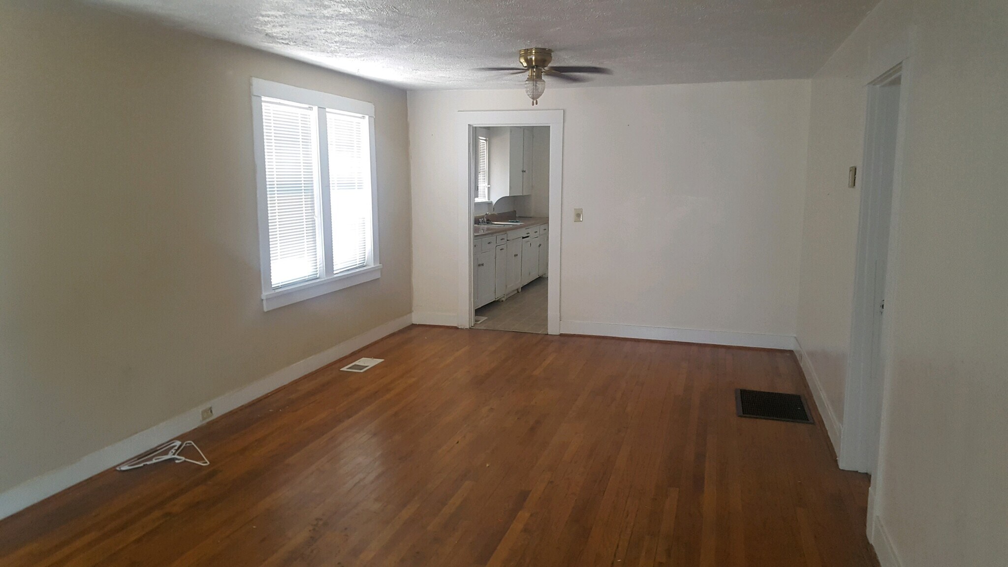 Den - 803 E Hill Ave