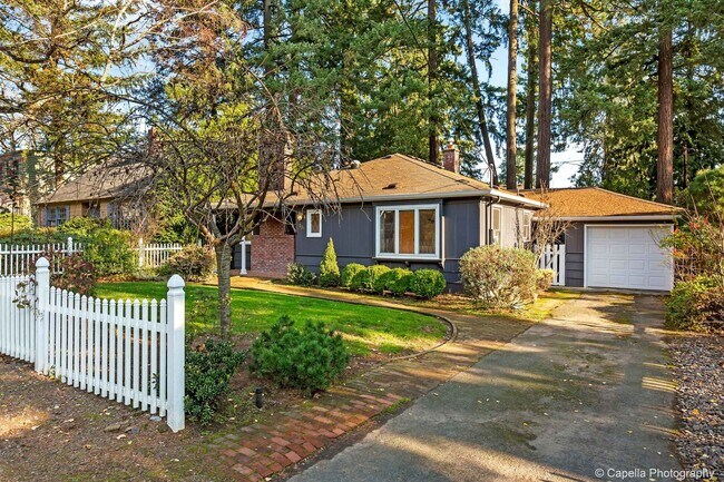 Primary Photo - Beautiful 3B/2B First Addition Area in Lake Oswego