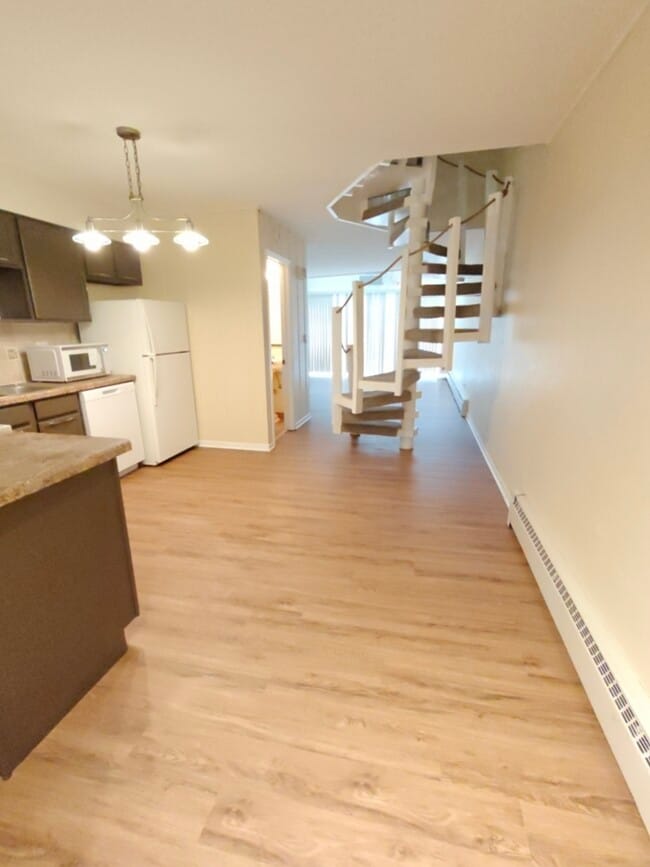 Building Photo - 1296 E Washington St