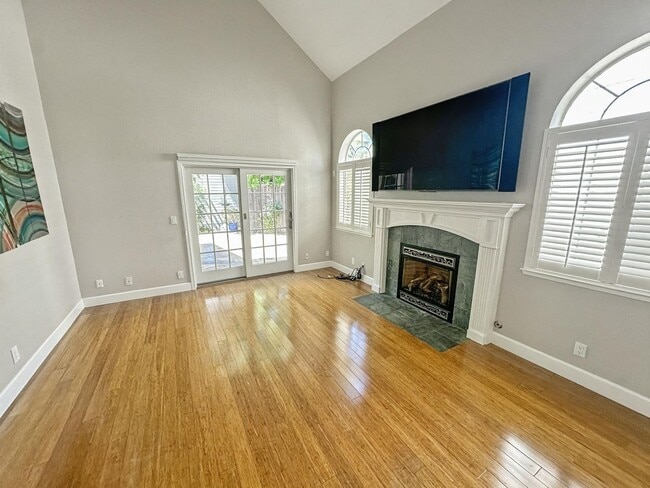Building Photo - Elegant & Spacious 3BD Home | Pool Access,...