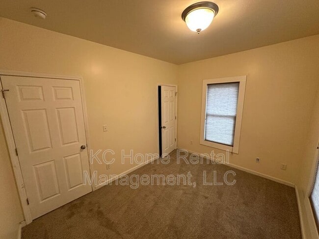 Building Photo - 1217 W 47th St