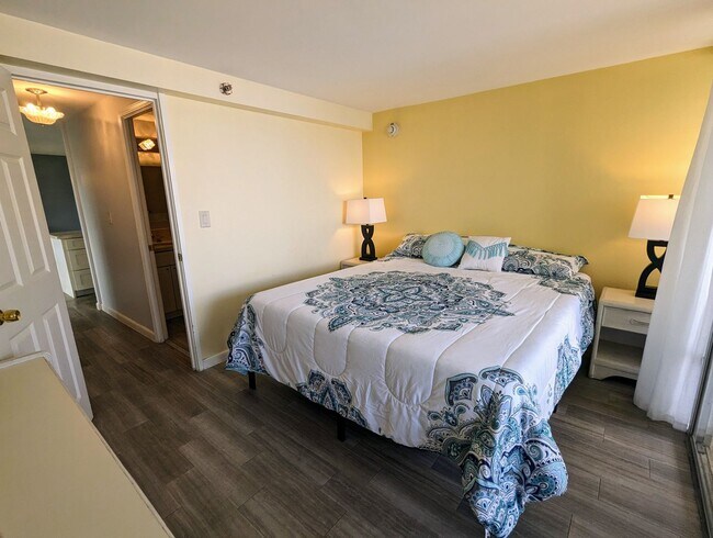 Building Photo - Island Colony 1-Bed 1-Bath, Sweeping Mount...
