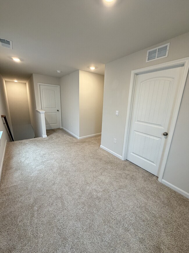 Building Photo - 633 Currant Cir