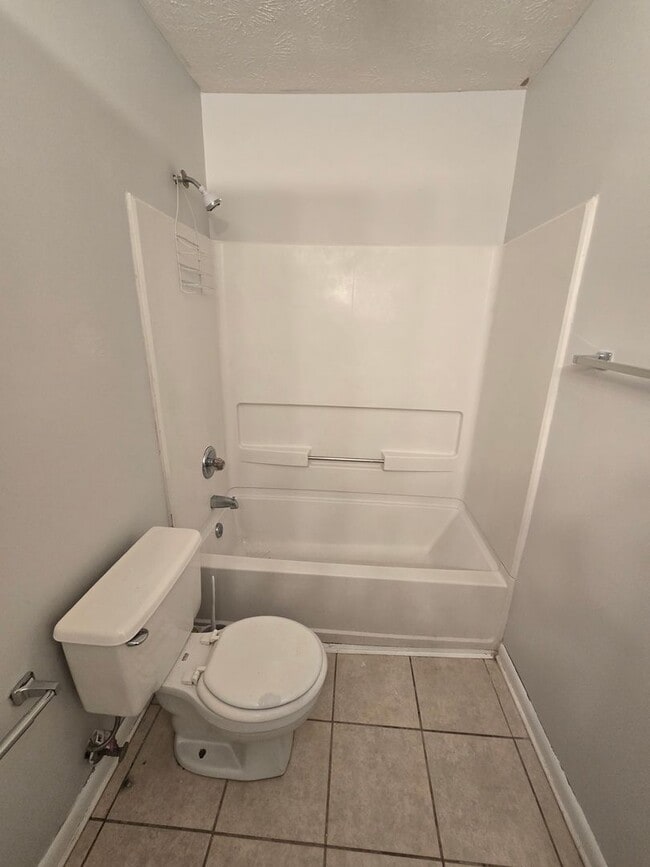 Building Photo - 1006 Wood Creek Dr