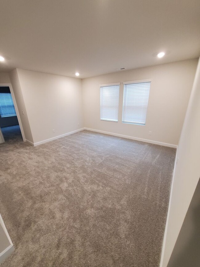 Building Photo - Beautiful Home in Huntersville