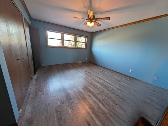 Building Photo - 607 Tamarack Dr W