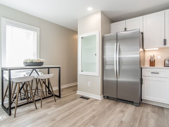 Building Photo - Luxurious 2BD, 1.5BA Raleigh Unit (B) in a Prime Location Near NC State University