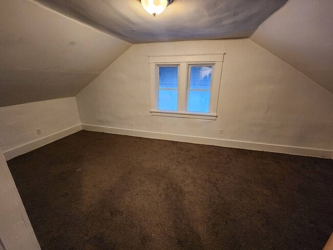 Building Photo - Charming 3-Bedroom Property in Prime Location