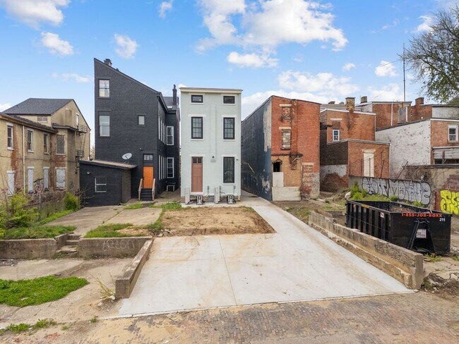 Building Photo - 1121 Dayton St