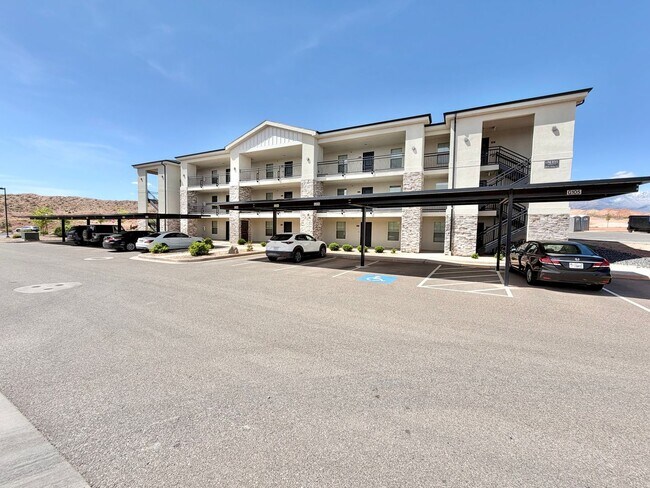 Building Photo - 2 Bed Lone Rock Condo!