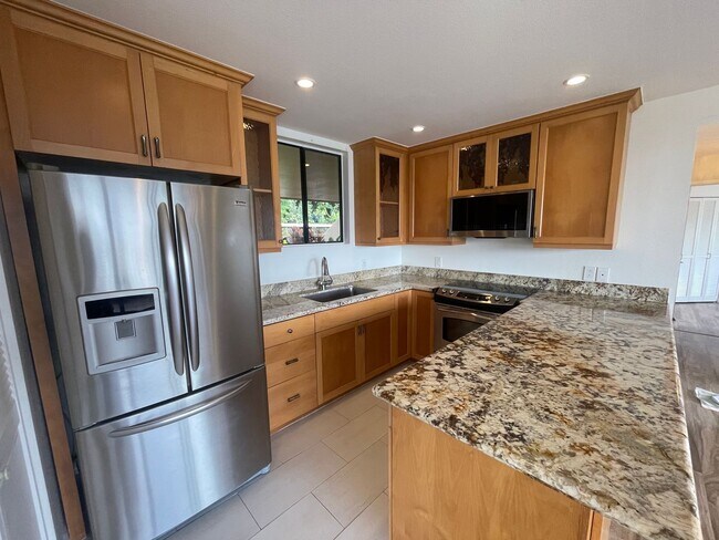 Building Photo - Beautiful 2 bedroom, 2 bath townhome