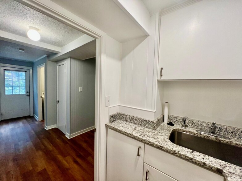 Building Photo - 5615 Southampton Rd