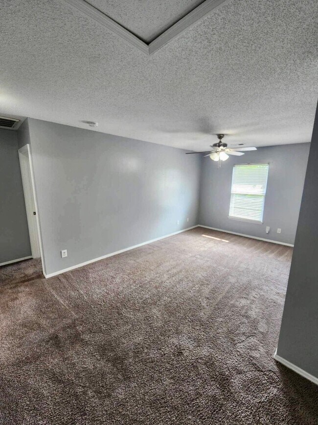 Building Photo - 608 Twisted Willow Ct
