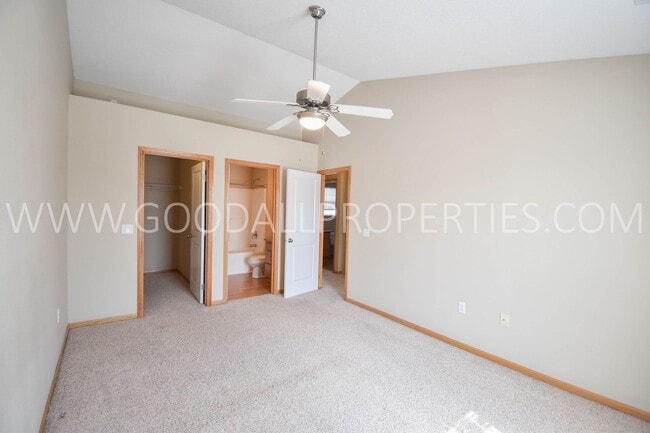 Building Photo - 2 Bedroom, 2 1/2 Bath Townhome in Urbandale