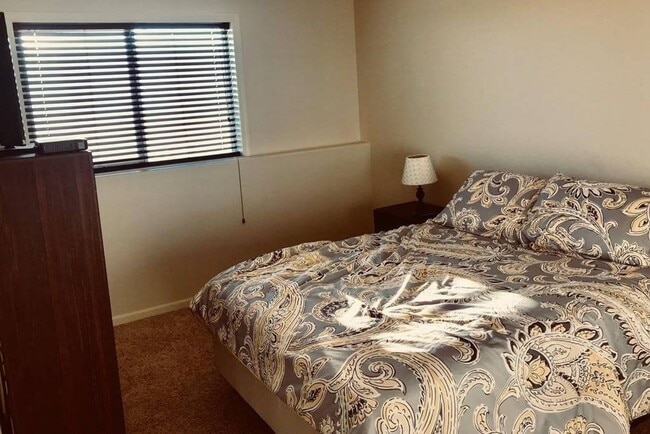 Building Photo - 3 Bedroom Townhome | Attached Double Stall Garage | Spacious