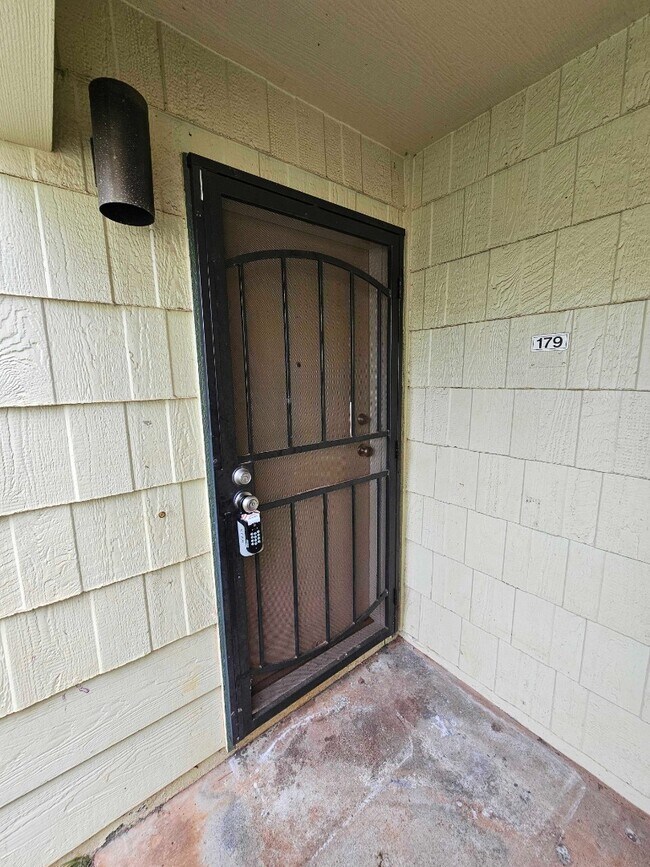 Building Photo - 2-Bedroom / 1-Bath Condo + Loft. 2 Parking Stalls. Water Included.
