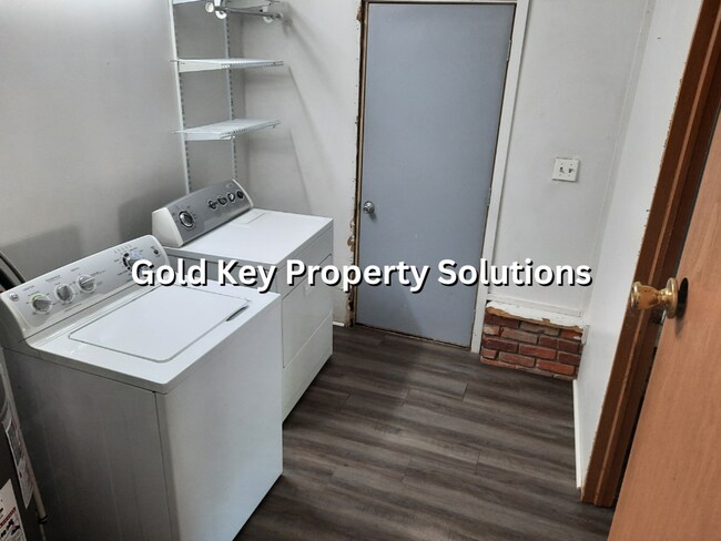 Building Photo - 4 BR 1 BA House Near Ball State with Washe...