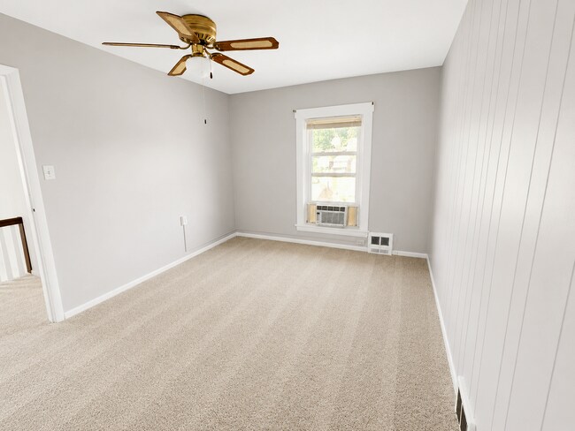 Building Photo - 2219 Edgebrook Ave