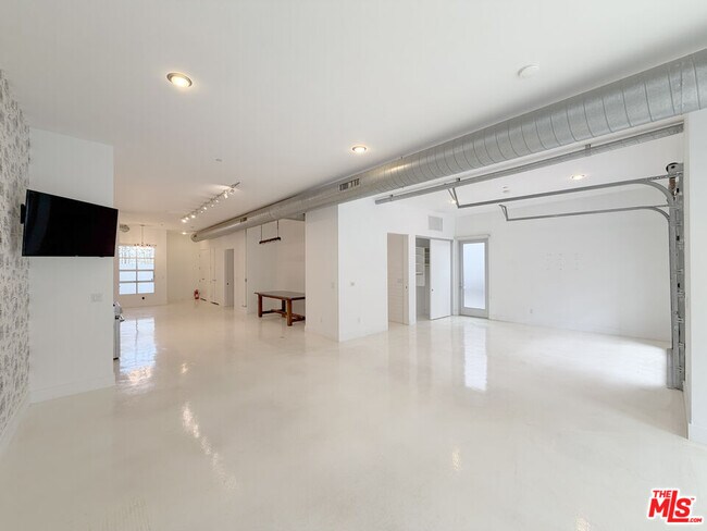 Building Photo - 212 Marine St