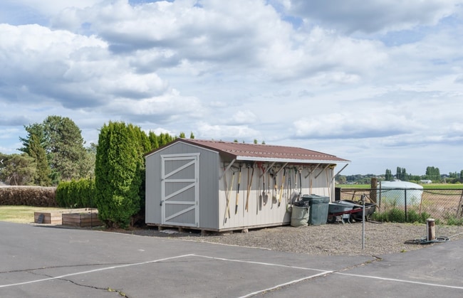 Building Photo - Large Country Home w/acreage