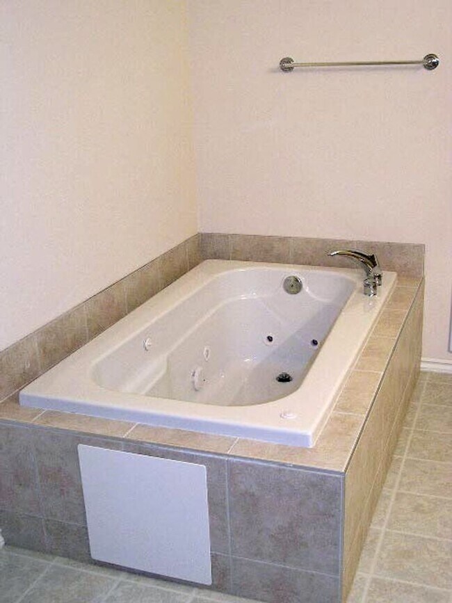 Building Photo - Walnut Grove 2 Bedroom, 2 Bath Condominium