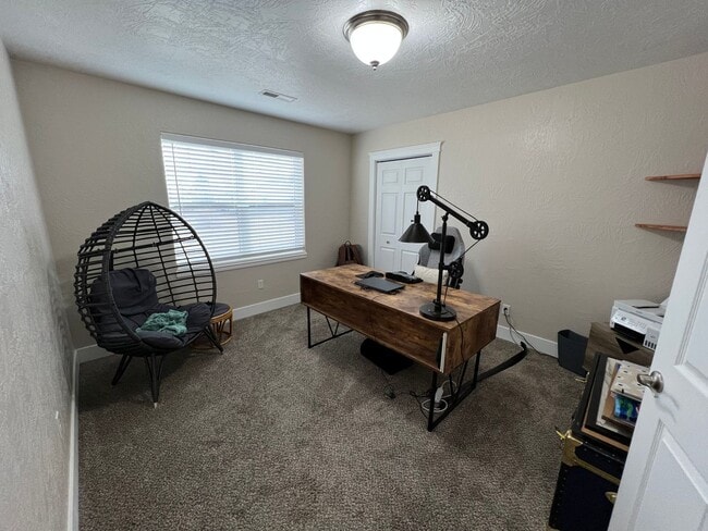 Building Photo - Beautiful newly remodeled home