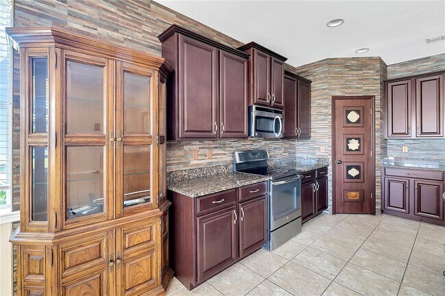 Building Photo - 6289 Falcon Lair Dr